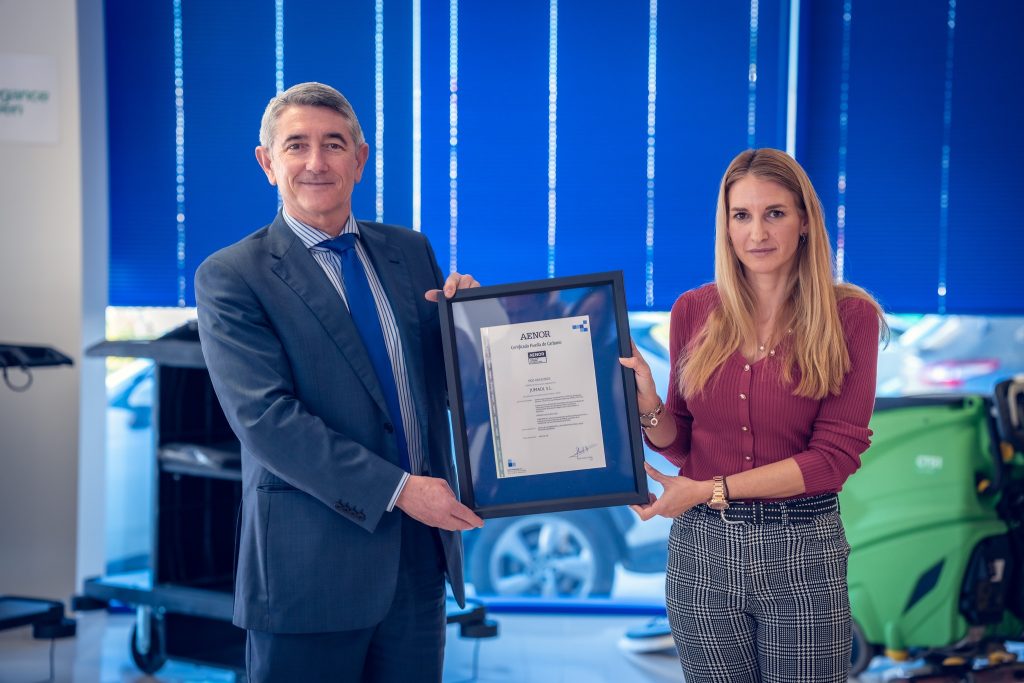 Inma Martín, CEO de Grupo JUMADI recoge la certificación AENOR de la empresa