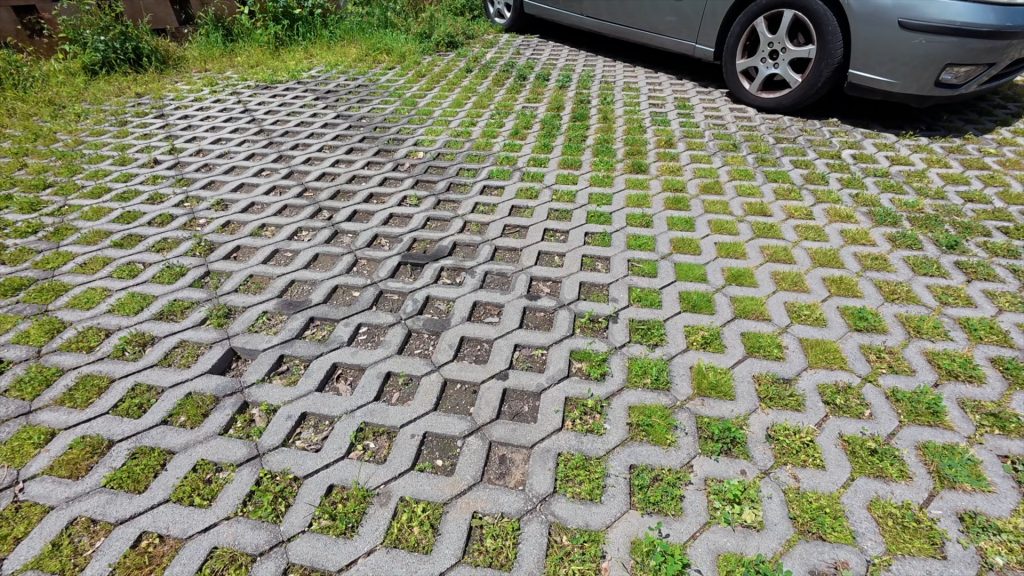 Pavimento permeable de tipo pavicésped